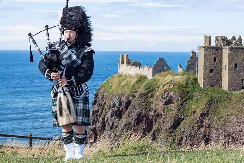 what-are-the-differences-between-irish-bagpipes-and-scottish-bagpipes