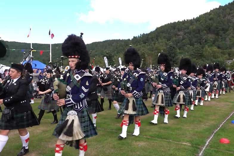 what are the differences between scottish bagpipes and irish bagpipes
