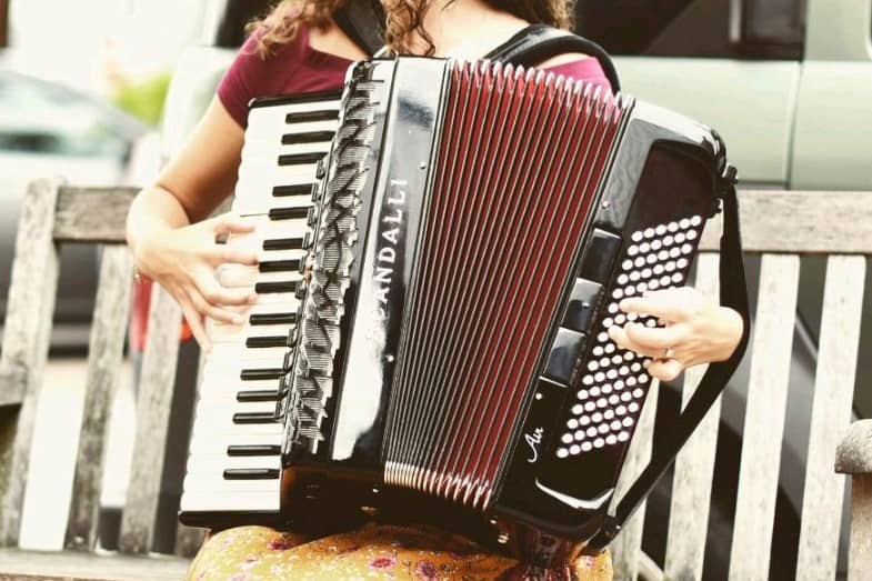 difference between piano accordion and button accordion