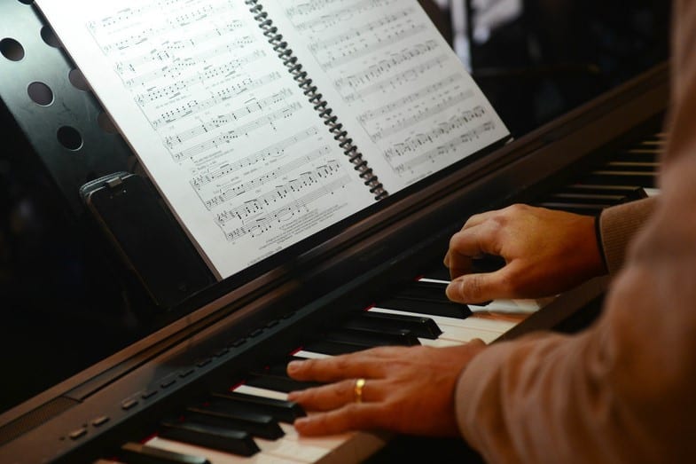 how to teach yourself to play the piano